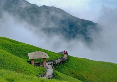  国家级AAAAA级旅游景区 • 国家级风景名胜区 • 国家地质公园 • 国家自然遗产